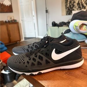 Nike Men's Black and White Athletic Shoes